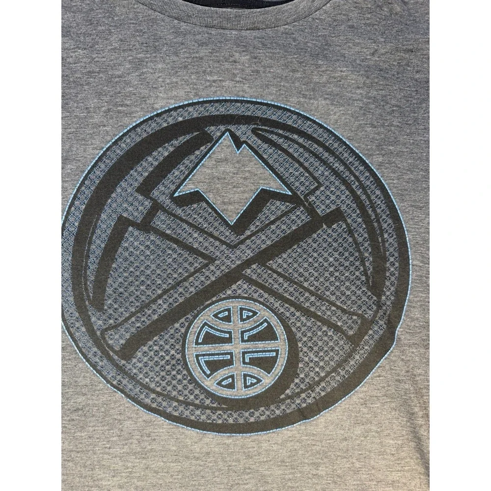 Denver Nuggets UNK NBA Gray Graphic T Shirt Men's Large Basketball Logo Tee